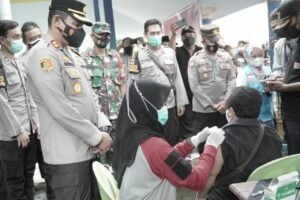 Kejar Herd Immunity, Kapolres Probolinggo Gelar Vaksinasi Serentak untuk Masyarakat Lansia di Desa Banyuanyar Tengah