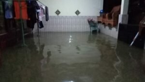 Hujan Lebat Mengguyur Kota Sampang, Rumah Warga Tergenang Air Hingga 40 CM