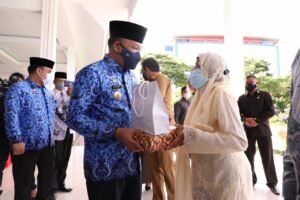 Peringati HUT Korpri ke-50 dan Hari Guru Nasional, Bupati Bantaeng Bawa Serta Gurunya Semasa SD