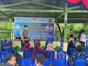 Kapolres Kaimana Tinjau Pelaksanaan Vaksinasi dan Pembagian BLT Kepada Masyarakat