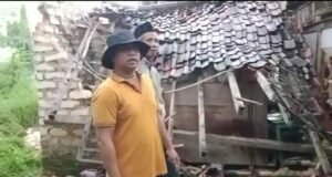 Akibat Curah Hujan Tinggi Disertai Angin Kencang, Sebuah Rumah Milik Warga Desa Samatan Pamekasan Ambruk