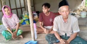 Pasca Rumahnya Ambruk, Misnarib bersama Keluarganya Harus Tinggal di Mushollah