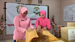 Erupsi Gunung Semeru, Kapolres Probolinggo dan Ketua Bhayangkari Cabang Probolinggo Salurkan Bantuan Kemanusiaan