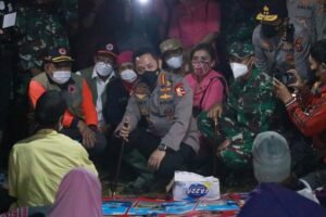 Tinjau Lokasi Pengungsian di Lapangan Sumber Wuluh Lumajang, Kapolri: Kita Lihat Kesiapan Satgas dan Tim DVI
