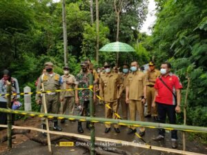 Bupati Bondowoso Tinjau Jembatan Besuk Didampingi Danramil 0822/15 Klabang