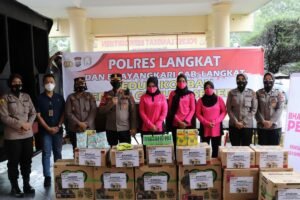 Kapolres Langkat dan Ketua Bhayangkari Serahkan Bantuan Sosial Peduli Bencana