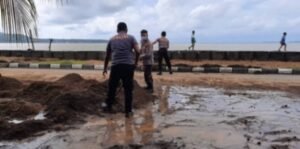 Pasca Bencana Gelombang Pasang, Polres Minsel dan TNI Kerja Bakti Timbun Jalan Boulevard Amurang