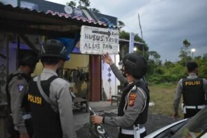 Anggota Polres Kampar Copot Stiker dan Atribut Pelaku Pungli Sopir Truk Diperbatasan Riau – Sumbar