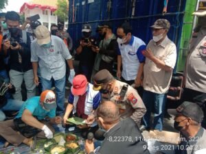 Kapolresta Banyuwangi Antusias Potong Tumpeng bersama Aliansi Masyarakat Banyuwangi di Hari Anti Korupsi