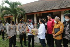 Komisi lll DPR RI Berikan Bansos di Tempat Pengungsian Korban Gunung Semeru