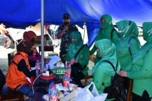 Persit KCK Cab. XXXVI Kodim 0822 Bondowoso Salurkan Bansos Bencana Semeru