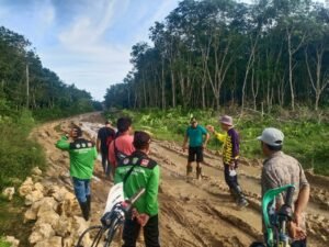 Viral di Medsos, Jalan Rusak di Desa Santan Ulu Ditanggapi Langsung Anggota DPRD Kukar Suyono