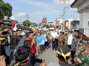 Kembali..!!! Puluhan Warga Datangi Gedung DPRD Dairi Meminta Penghitungan Suara Diulang