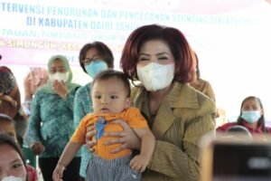 Ketua TP. PKK Dairi Tinjau Posyandu Timbang Ukur Balita di Desa Simungun