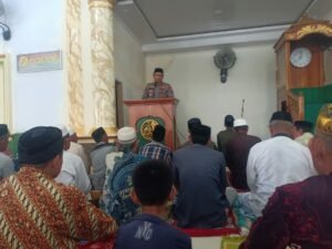 Shalat Jum’at, Kapolsek Eremerasa Sampaikan Tiga Poin Depan Jama’ah