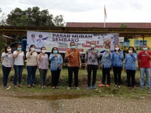 Menyambut Nataru, Puluhan Ibu-ibu di Dairi Berbondong Mendatangi Pasar Murah