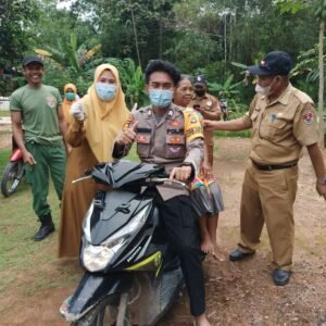 Keren, Bhabinkamtibmas di Mesuji Ini Rela Antar Jemput Warga yang Hendak Vaksinasi