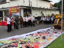 Forkopimda Bondowoso Musnahkan 1.808 Miras dan Knalpot Brong