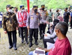 Gelar Vaksinasi se-Indonesia, Kapolri Minta Wilayah Berpacu Kejar Target 70 Persen