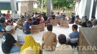 Warga Desa Selolembu Curahdami Gruduk Balai Desa Sambil Teriak: Pecat Perangkat Desa Tak Netral