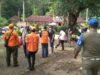 Tahun baru 2022, Satpol PP bersama tim gabungan Satgas Covid19 sidak pemandian Tasnan di Desa Taman, Kec. Grujugan. Guna memonitoring kepatuhan tempat wisata dan pengunjung terhadap prokes. (foto: ubay/lensa nusantara)