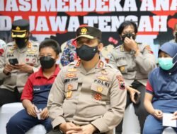 Kunjungi Vaksinasi Siswa SD, Kapolda Jateng: Harus Berani Divaksin, Biar Sehat dan Pede Ketemu Teman Sekolah