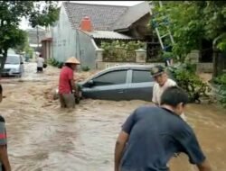 Jember Dilanda Banjir, Sejumlah Warga Selamatkan Harta Benda