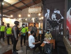 Patroli KRYD Ditsamapta Polda Jatim Sasar Prokes Dibeberapa Cafe dan Warkop di Surabaya