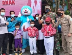 Dengan Kostum Deremon, Anggota Polres Probolinggo Bagikan Bingkisan dalam Giat Vaksin Anak