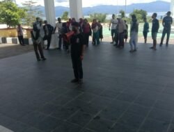 Cleaning Servis di Pecat, Puluhan Warga di Sula Kepung Kantor Bupati