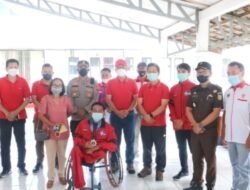Bupati FDW Serahkan Bonus Kepada Atlit Disabilitas Peraih Medali di Ajang Peparnas