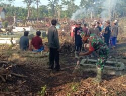 Babinsa 0822/12 Sukosari Bersama Warga Gotong Royong Bersihkan Makam Desa
