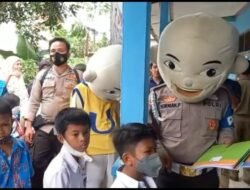 Polisi Rela Gunakan Topeng Badut, Demi Lancarnya Vaksinasi Anak di Way Kanan