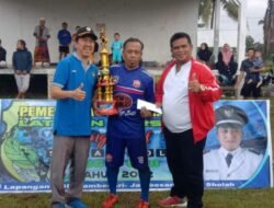 Serahkan Hadiah Kejuaran Bola, Edy Sudianto F-PDI Perjuangan Minta Pemuda Jauhi Narkoba