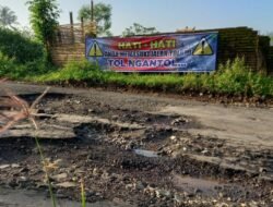 Jalan Seperti Kubangan, Warga Bondowoso Kesal Pasang Spanduk ‘Anda Memasuki Jalan Tol, Tol Ngantol’