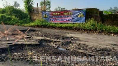Jalan Seperti Kubangan, Warga Bondowoso Kesal Pasang Spanduk ‘Anda Memasuki Jalan Tol, Tol Ngantol’