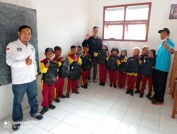 Peduli Pendidikan, TRC PPA bersama LAN Banyuwangi Bagikan Puluhan Tas Sekolah