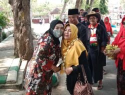 Pakai Baju Adat Madura, Guru SDN Jungcangcang 1 Antarkan Kepala SDN Bugih 5 yang Baru