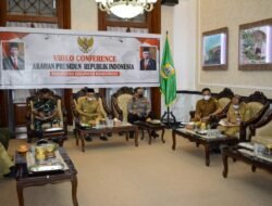 Melalui Vidcon, Forkopimda Bondowoso Menerima Arahan Presiden RI