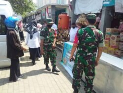 Babinsa Koramil 0822/14 Prajekan, Dampingi Diskoperindag Lakukan Operasi Pasar Minyak Goreng