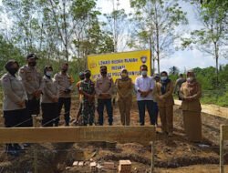 Kasat dan Kanit Binmas Polres Banyuasin Letakkan Batu Pertama Bedah Rumah Warga Kurang mampu