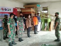 Tegakkan Prokes, Babinsa 0822/01 Bondowoso Laksanakan Operasi Kepatuhan Prokes di Pasar Hewan