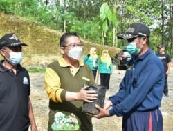 Dukung Desa Wisata Kampung Lodho Desa Kerjo, Pj. Sekda dan Karyawan RSUD dr Soedomo Tanam 2.400 Pohon Alpukat