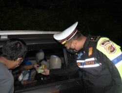 Jalur Puncak Macet Parah, Satlantas Polres Bogor Bagikan Roti dan Air
