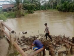 Banjir Kepung Aceh Timur, Polsek Banda Alam Bersihkan Aliran Sungai