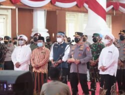 Tinjau Langsung Pelaksanaan Vaksinasi Serentak di Pamekasan, Kapolri Mendapat Dukungan Kyai dan Pengasuh Pondok Pesantren