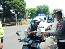 Operasi Keselamatan Semeru 2022, Polres Probolinggo Bagikan Masker di Jalur Tapal Kuda