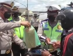 Satlantas Polres Banyuasin Berikan Hadiah Bagi Pengendara yang Taati Peraturan Berlalu Lintas
