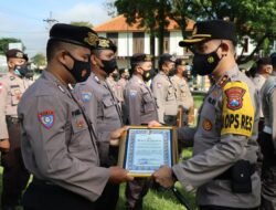 Kapolres Bondowoso Serahkan Penghargaan Kepada Puluhan Babinkamtibmas