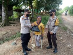 Peduli Warga Terdampak Pandemi, Kapolsek Rantau Bayur Bagikan Sembako dan Masker
